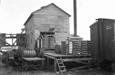 Loading cotton bales on a Houston railroad